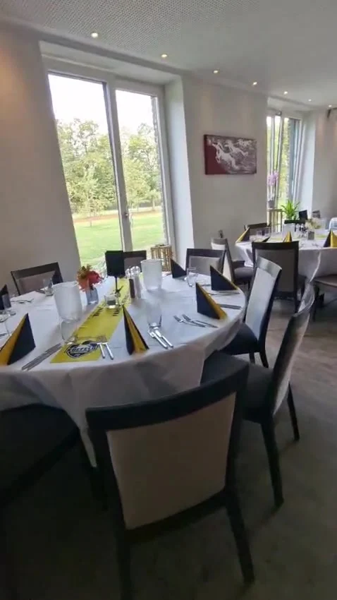 Gedeckter Tisch am Fenster im Samara Restaurant mit Blick ins Grüne