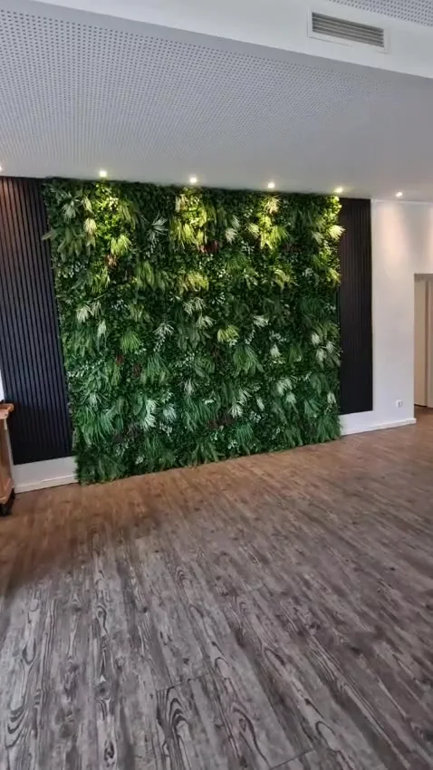 Grüne Pflanzenwand im Eingangsbereich des Samara Restaurants