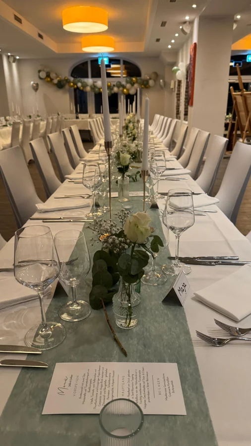 Blumenschmuck und Gläser auf einer gedeckten Tafel bei Samara