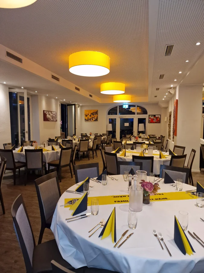 Leerer, warm beleuchteter Gastraum des Samara Restaurants